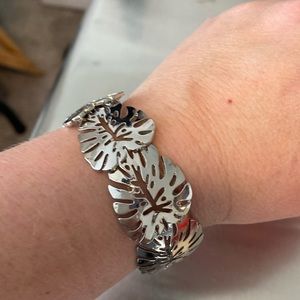 Stretchy leaf bracelet